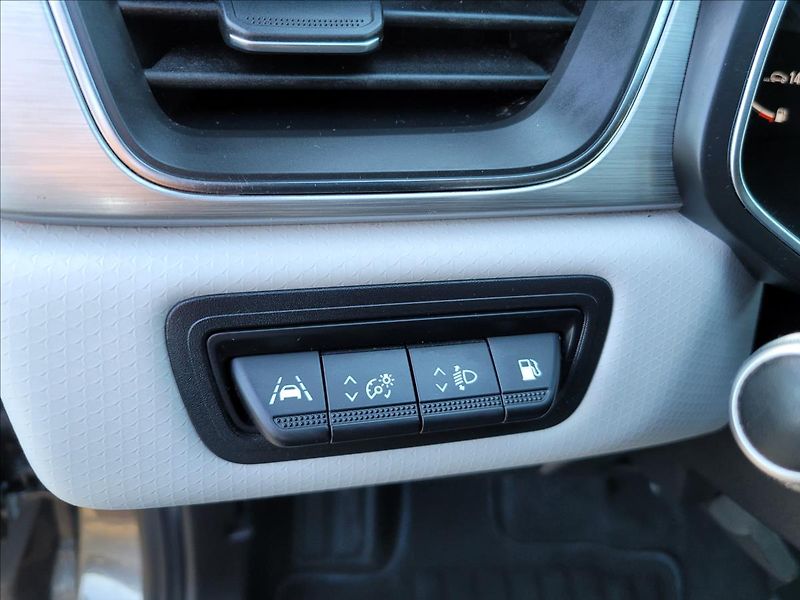 Renault Captur 1,6 E-Tech PHEV Intense - fotka 37 z 49