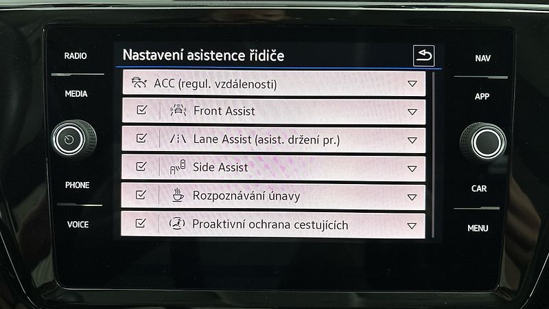 Volkswagen Touran 2.0 TDI DSG Highline - fotka 24 z 26