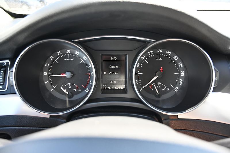Škoda Superb 2.0TDI 103KW Ambition 9/2012 - fotka 13 z 38