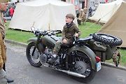 Vojenský motocykl neunikl pozornosti kluků.