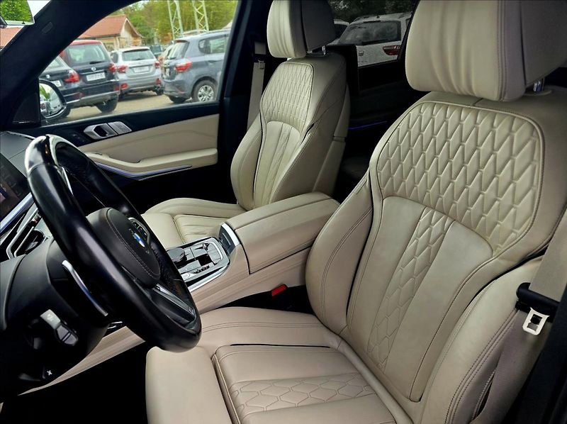 BMW X7 4,4 i 7MÍST TOP KOMPLET VÝBAVA - fotka 17 z 37