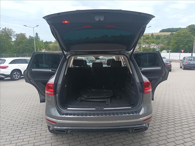 Volkswagen Touareg 3,0 TDI 193Kw,R-Line,ČR,TAŽNÉ, - fotka 18 z 50