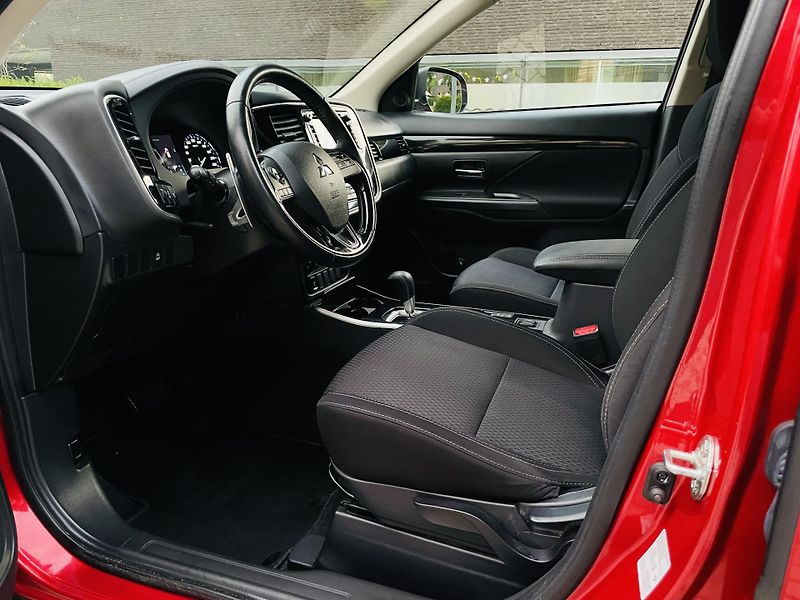 Mitsubishi Outlander 2.0i AUTOMAT 1.MAJITEL KAMERA  - fotka 27 z 43