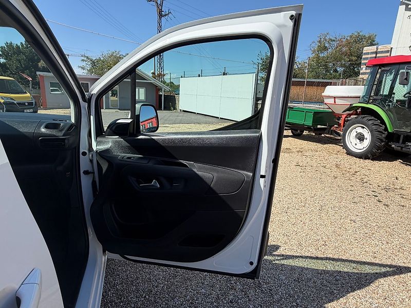 Opel Combo 1.2TURBO 81KW*TOP VÝBAVA- ZADA - fotka 16 z 33