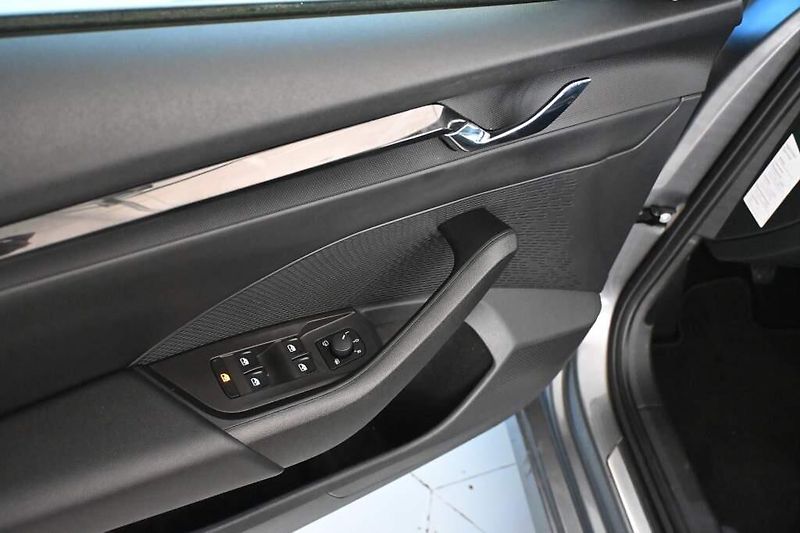Škoda Octavia (2023) 2.0 LED TOUR VIRTUAL Tažné Nez - fotka 15 z 36