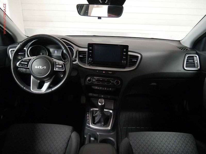 Kia Ceed (2023) 1.5 T-GDI, 1.maj,ČR, servis - fotka 8 z 20