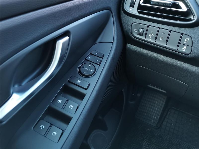 Hyundai i30 1,6 T-GDI WG DCT STYLE SAFETY - fotka 12 z 17