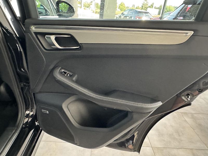 Porsche Macan (2015) 3,6 V6 Turbo CHRONO BOSE - fotka 23 z 35