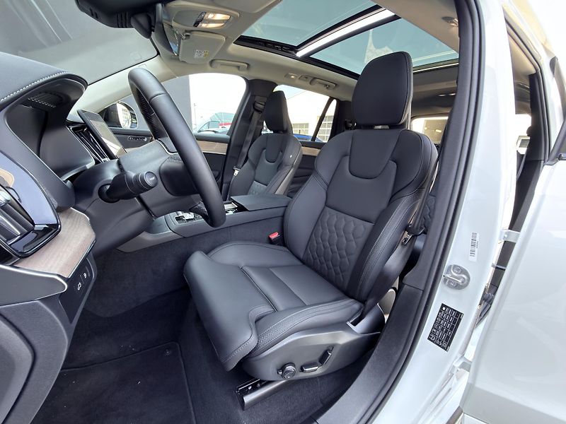 Volvo XC90 T8 AWD // PLUS DARK// PANORAMA - fotka 11 z 53