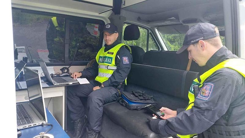 Kontrolní vážení dodávek na silnici I/6 Praha - Karlovy Vary u Bochova. Inspektoři Centra služeb pro silniční dopravu tu za dopoledne odhalili celkem tři přetížené dodávky.