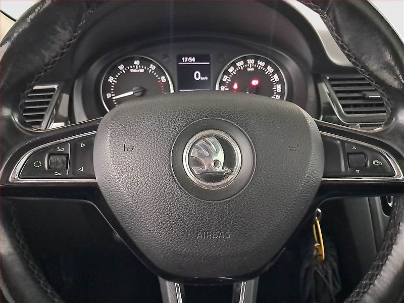 Škoda Rapid (2015) Spaceback 1.2 TSI, Tempomat - fotka 16 z 19