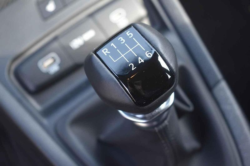 Kia Stonic je dostupné a dobře jezdící malé rodinné auto.