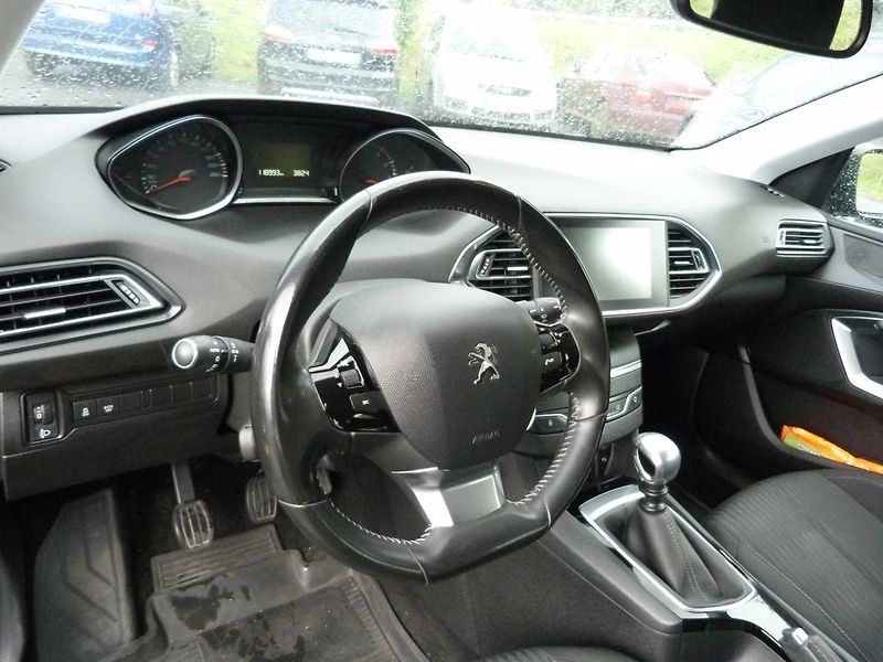 Peugeot 308 1,2 PureTech - fotka 9 z 23