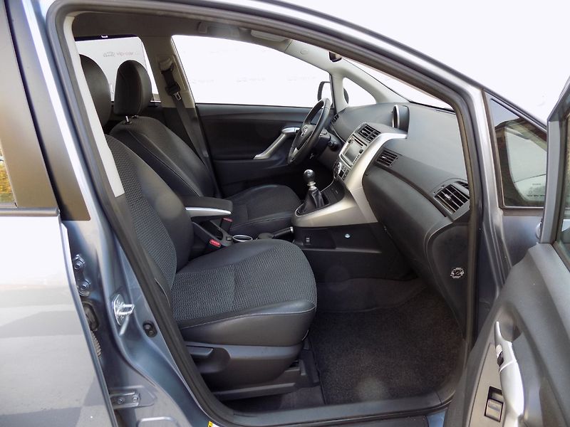 Toyota Verso (2013) 2.0 D-4D/1.Maj.ČR/keyless-go/ - fotka 15 z 47