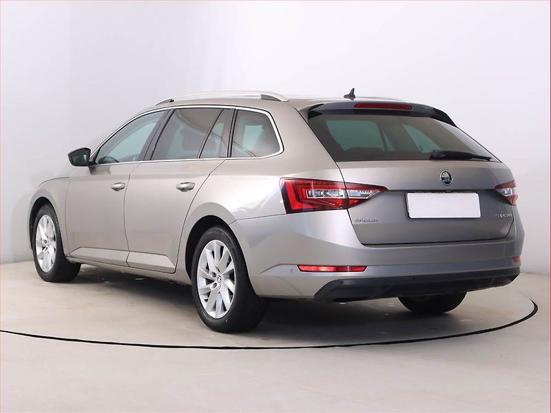 Škoda Superb (2017) 1.6 TDI, Automat, Navi - fotka 4 z 23