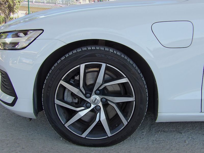Volvo V60 2.0 T6 AWD PHEV Momentum - fotka 27 z 31