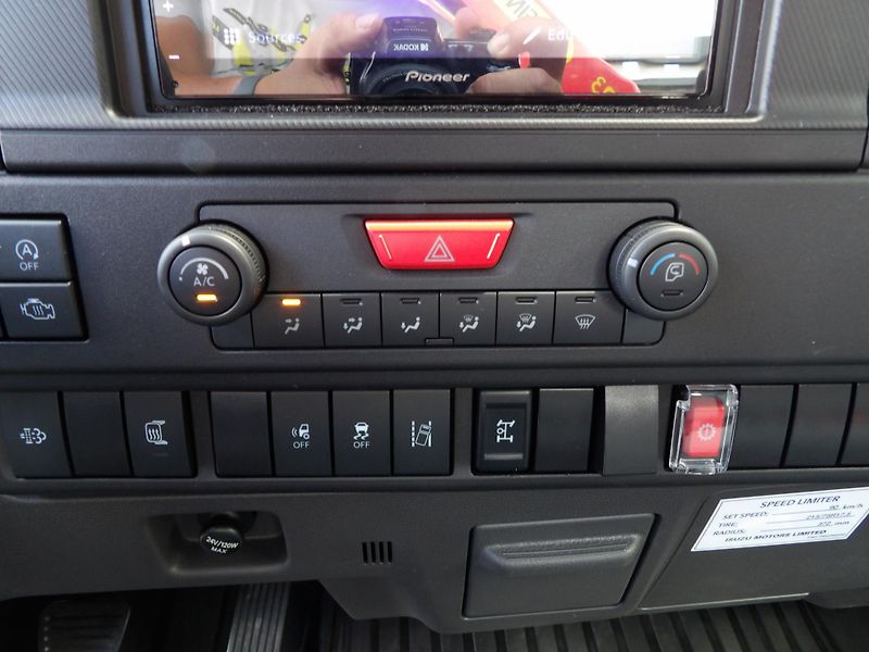 Isuzu M30 (2026) 7,5t  3stranný sklápěč s rukou - fotka 24 z 47
