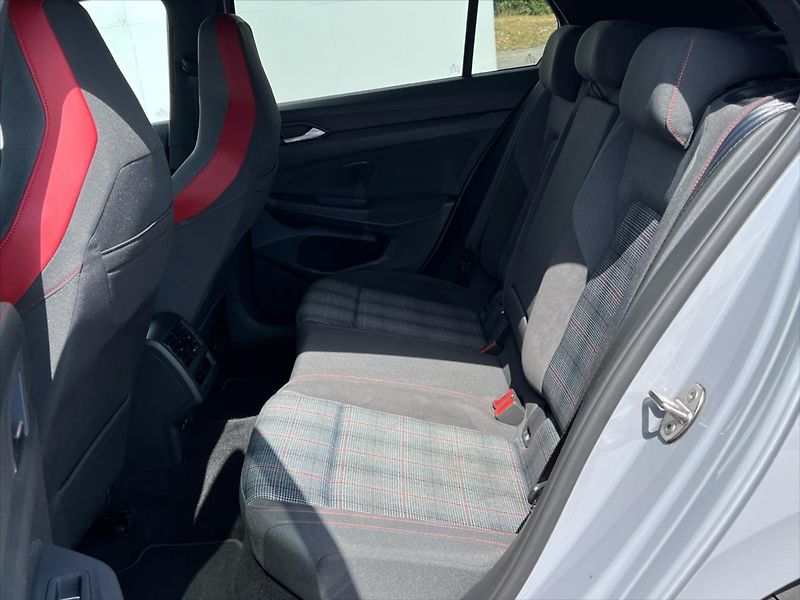 Volkswagen Golf 2,0 TSi 180kW 7DSG  REZERVACE - fotka 13 z 28