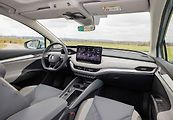 Interiér vpředu se samozřejmě shoduje s tím v Enyaqu SUV
