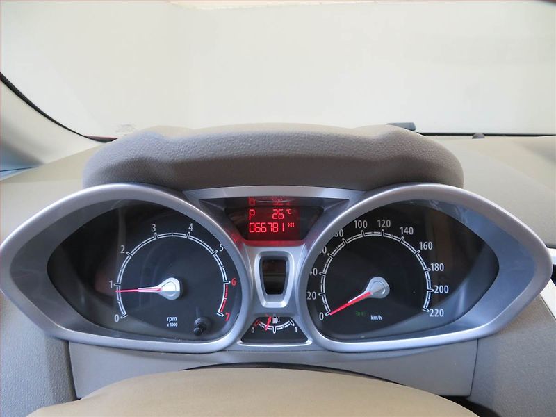 Ford Fiesta (2010) 1.4, Automat, Tempomat - fotka 11 z 16