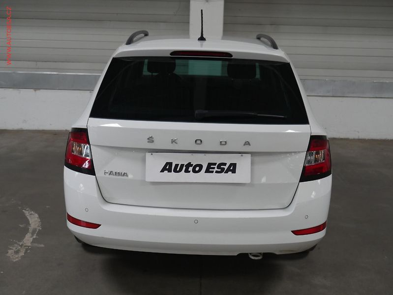 Škoda Fabia (2022) 1.0 TSi, ČR, Ambition, zámek - fotka 5 z 19