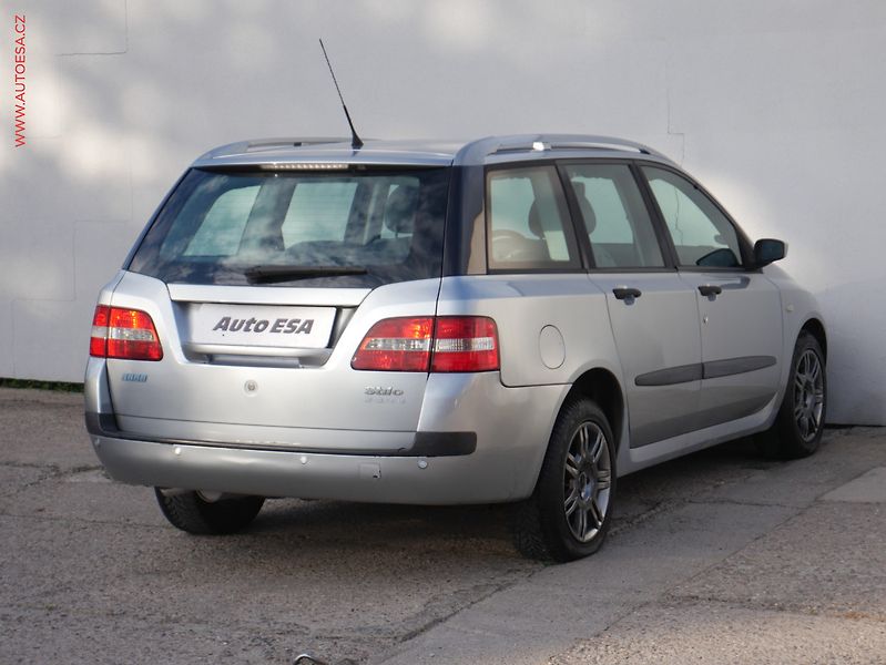 Fiat Stilo (2004) 1.6i, AC, park.čidla - fotka 6 z 16