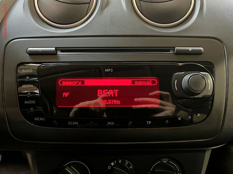 Seat Ibiza (2011) 1.2 TSi, klima, el. okna - fotka 11 z 14