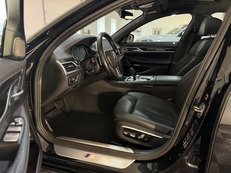 BMW Řada 7 BMW 740d xDrive M-Paket CZ - fotka 16 z 50