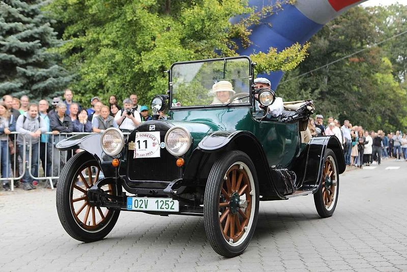 Na akci Jízda do vrchu a výstava historických vozidel se představilo na tři sta automobilů a motocyklů.
