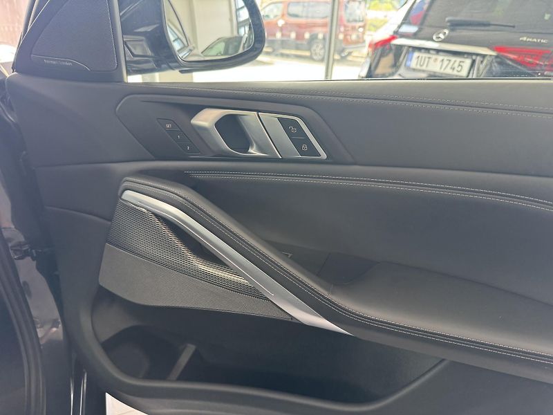 BMW X6 (2019) 40i REZERVACE - fotka 30 z 43
