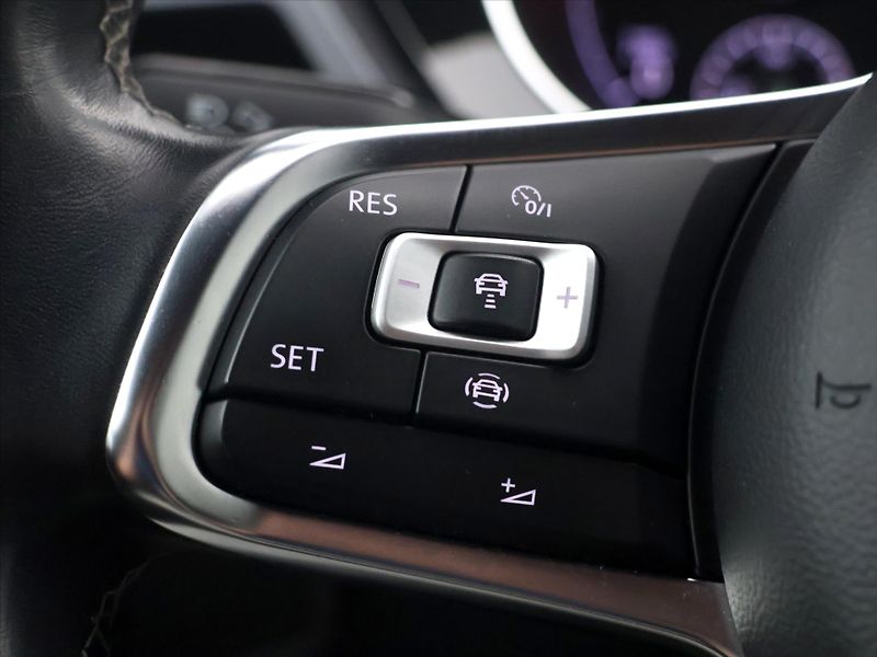 Volkswagen Touran 2,0 TDI 110kW R-Line DSG CZ - fotka 25 z 38
