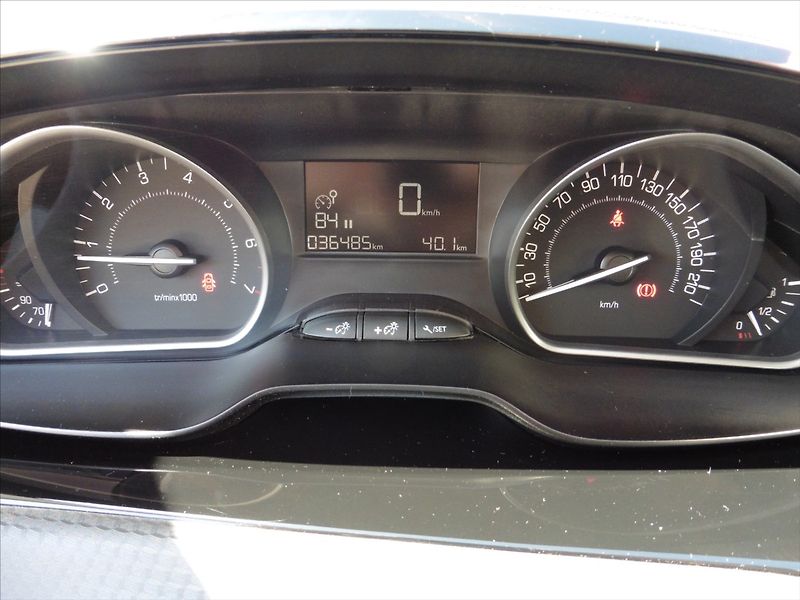 Peugeot 2008 1,2 Allure Navi, 1.maj.. - fotka 9 z 18