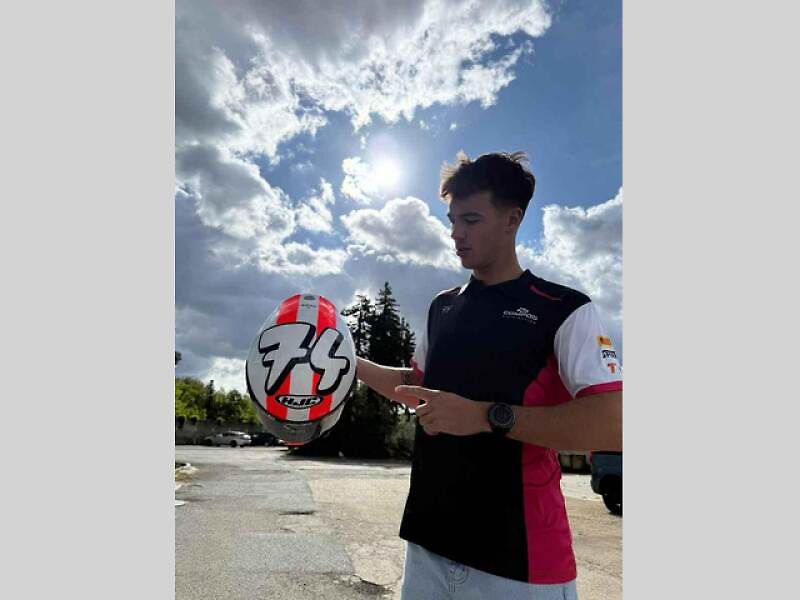 Motocyklový jezdec Kamil Holán před startem závodu.