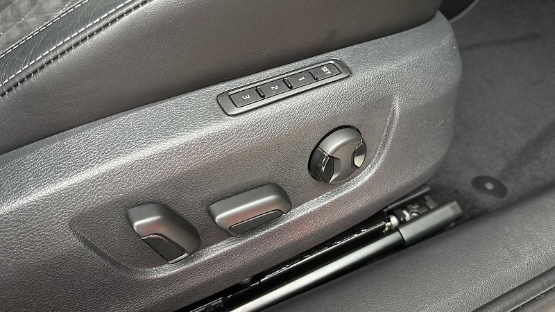 Škoda Superb 2.0 TDI DSG Sportline - fotka 23 z 34