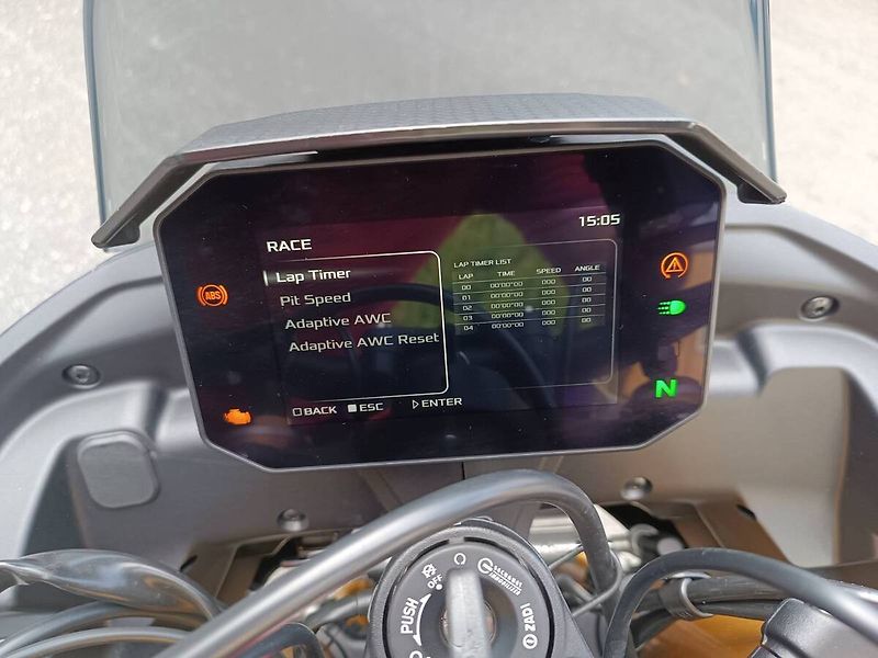 Aprilia Tuono V4 1100 Factory (2026) Shakedown Indigo (sleva 50.0 - fotka 17 z 24