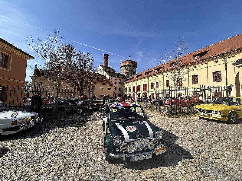 Michal a Jonáš Pavlíčkovi na startu. Rallye Spring Classic startovalo v sobotu 12. dubna dopoledne z jihočeského Tábora. Na trasu 231 kilometrů vyrazilo 100 posádek.