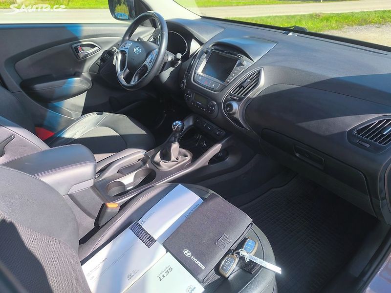 Hyundai ix35 2.0D4X4,90KM,MAX VÝBAVA,KRÁSNÝ - fotka 12 z 27