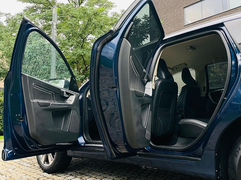 Volvo XC60 2.4D5 5V 4x4 AUT TAŽNÉ SERVISK - fotka 23 z 47