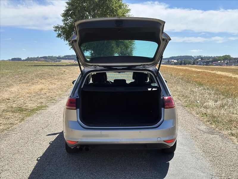 Volkswagen Golf 1,4 TSI 90kW DSG Highline Xeno - fotka 9 z 35