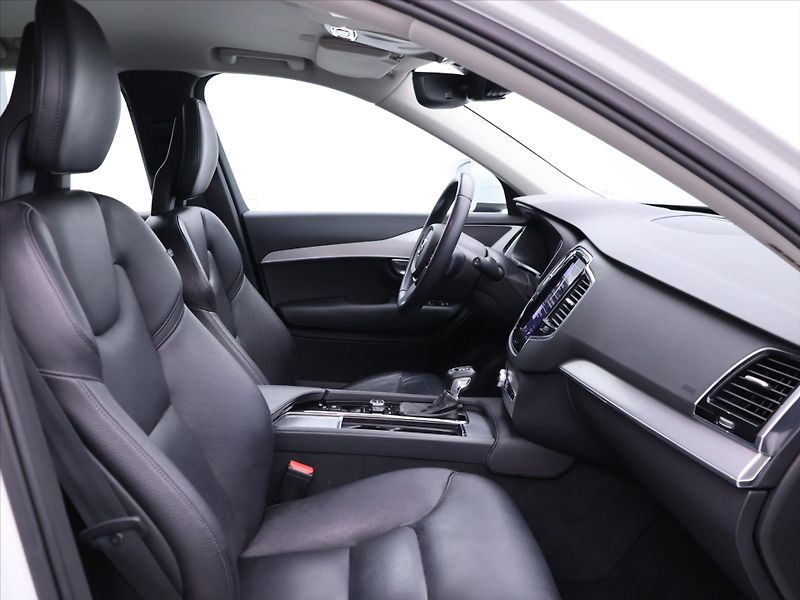 Volvo XC90 2,0 D4 140kW CZ LED Momentum - fotka 12 z 31