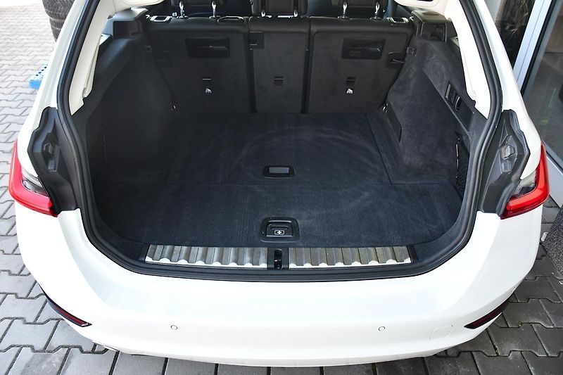 BMW Řada 3 320D xDrive 2xALU 1M ČR - fotka 35 z 38