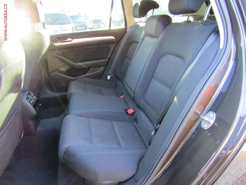 Volkswagen Passat (2018) 1.6 TDi, DSG, AC - fotka 10 z 18