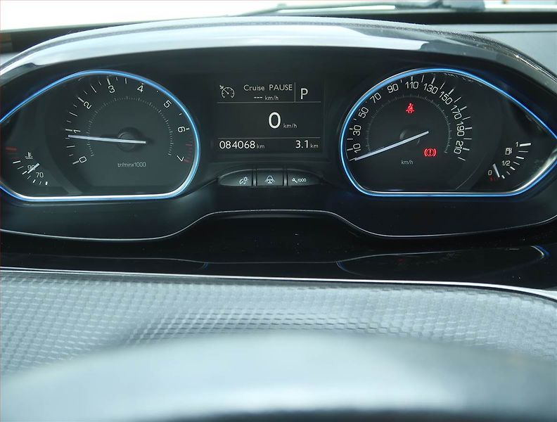 Peugeot 2008 (2017) Style 1.2 PureTech, Automat - fotka 11 z 15