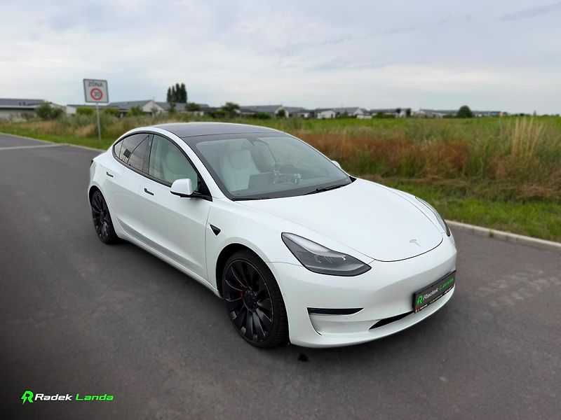 Tesla Model 3 (2021) bílý interiér | 513 koní - fotka 2 z 7