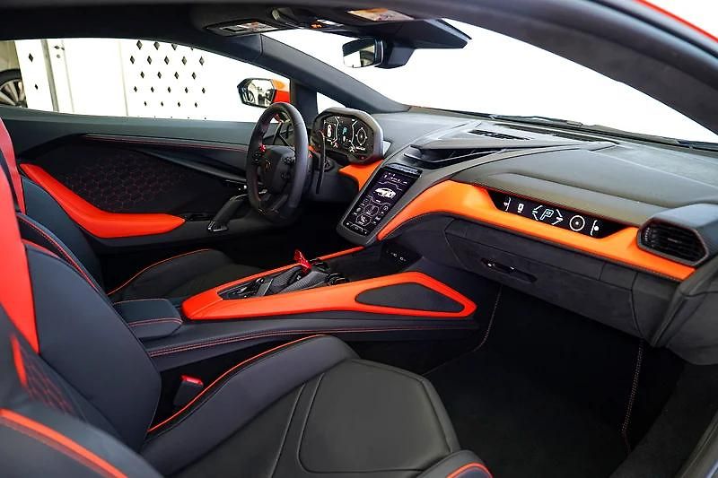 Lamborghini Revuelto (2024) Hybridní V12  - fotka 8 z 16