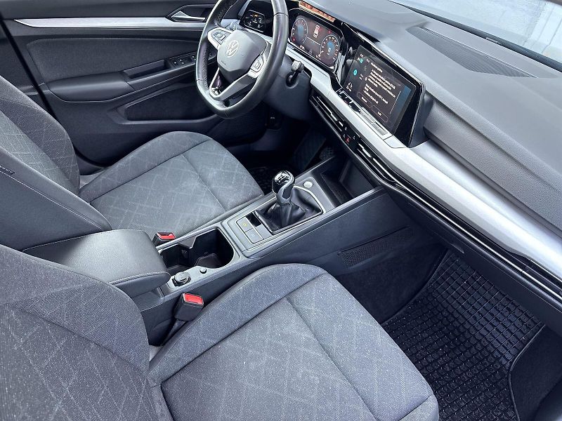Volkswagen Golf (2023) Variant 1.5 TSI Life - fotka 10 z 31