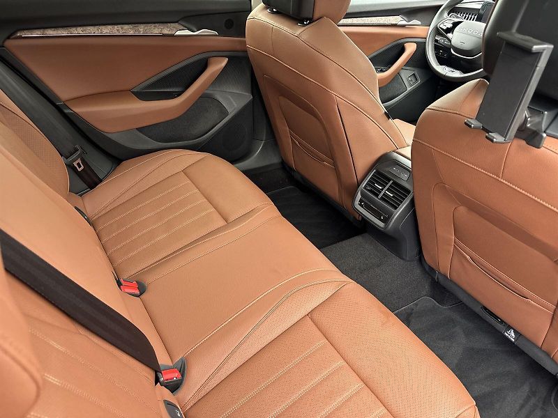 Škoda Superb (2025) Combi 1.5 TSI iV DSG L&K - fotka 10 z 33