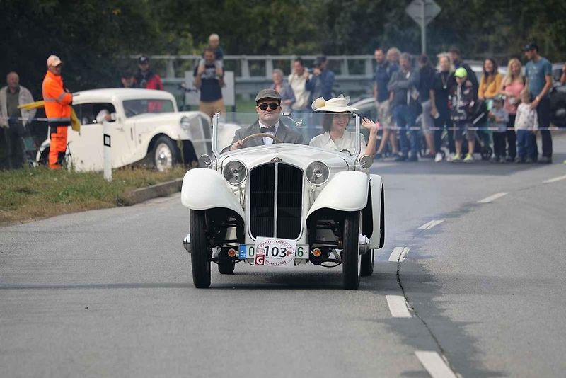 Na akci Jízda do vrchu a výstava historických vozidel se představilo na tři sta automobilů a motocyklů.