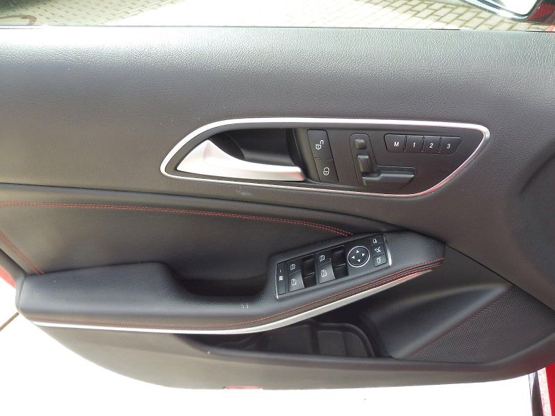 Mercedes-Benz Třídy A (2013) A45 AMG 2,0 265kW 4MATIC Perfo - fotka 16 z 25