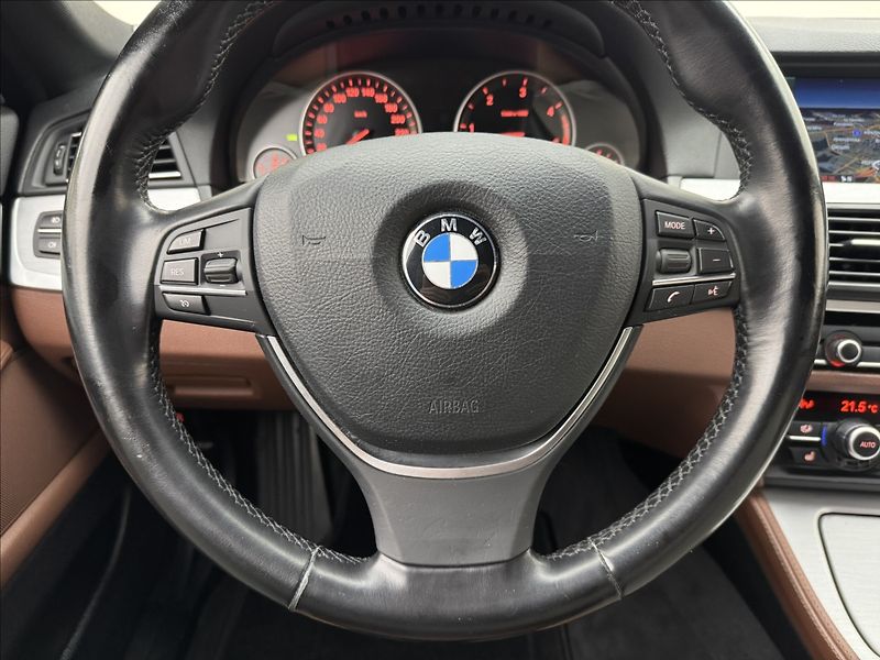 BMW Řada 5 3,0 30d 4X4 DPH LED KŮŽE TAŽNÉ - fotka 9 z 38